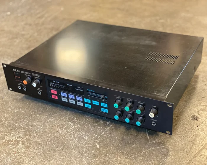 AKAI S612
