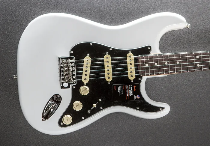 American Performer Stratocaster – Arctic White w/Rosewood