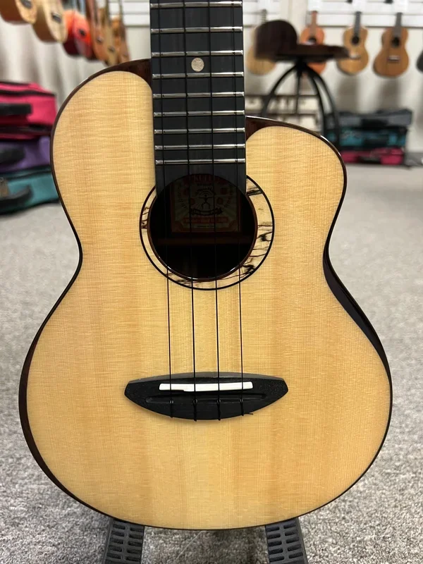 aNueNue UC-200 Concert Ukulele w/Case – Moon Bird Series – Solid Spruce/Solid Rosewood