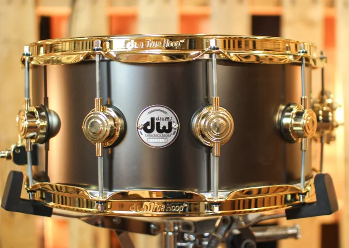 DW 6.5×14 Collector’s Satin Black over Brass Snare Drum w/ Gold Hardware – DRVD6514SVGBK