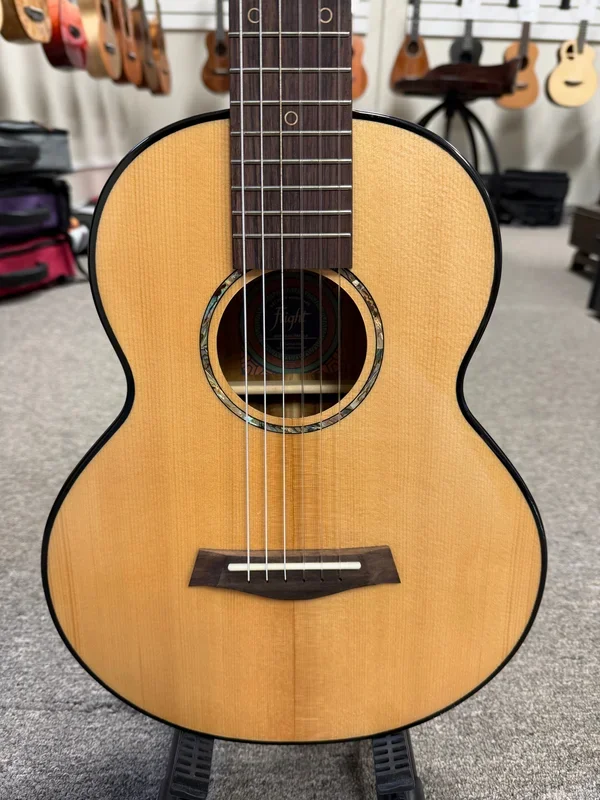 Flight GUT-850 Guitarlele w/Case – Solid Spruce/Acacia Guitalele