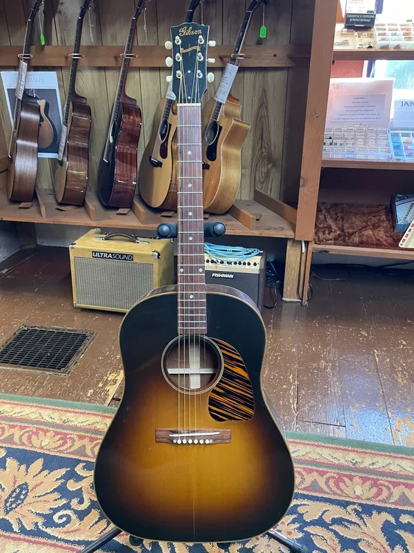 Gibson Custom 1942 Banner J-45 Reissue Vintage Sunburst (CSRS4542VS) – USED