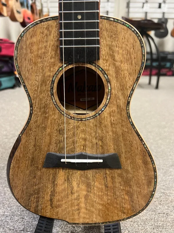 Makaio MSMC-20 Solid Spalted Mango Concert Ukulele w/Case – Rosewood Comfort Armrest