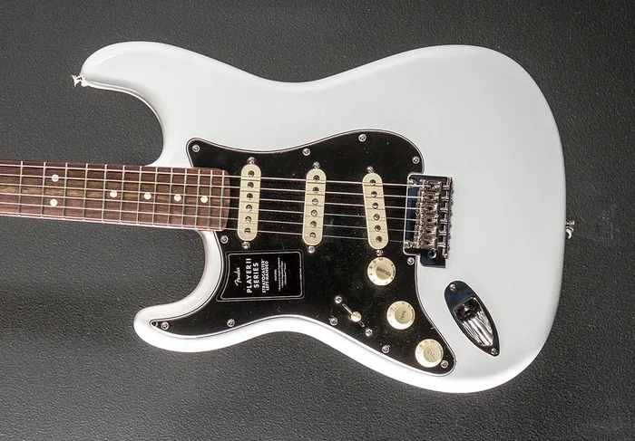 Player II Stratocaster Left Hand – Polar White w/Rosewood