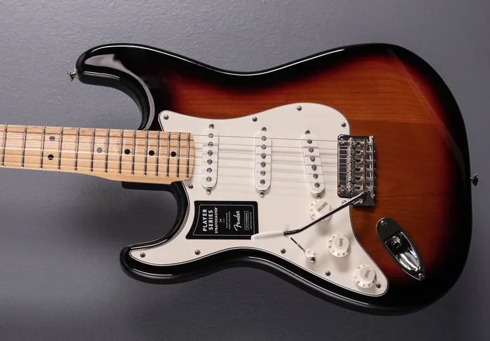 Player Stratocaster Left-Handed w/Maple Fingerboard – 3-Color Sunburst