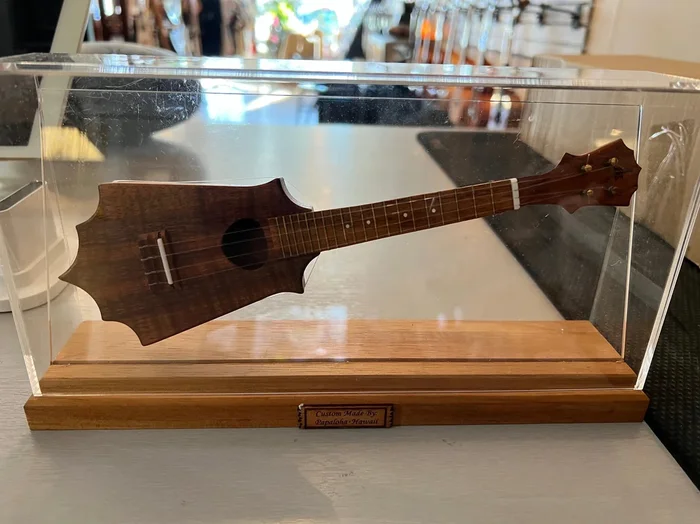 Pops KoAloha Masterpiece Mini Sceptre Ukulele w/Display Case – UkeSA