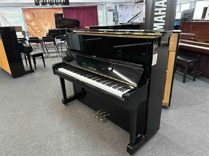Pre-Owned Yamaha U1 48″ Upright Piano in Polished Ebony