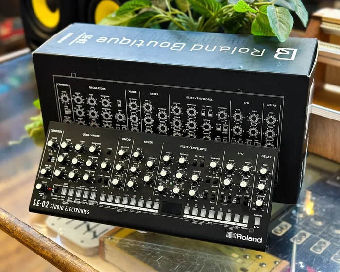 Roland SE-02 Analog Synthesizer w/ Original Box & Power Supply