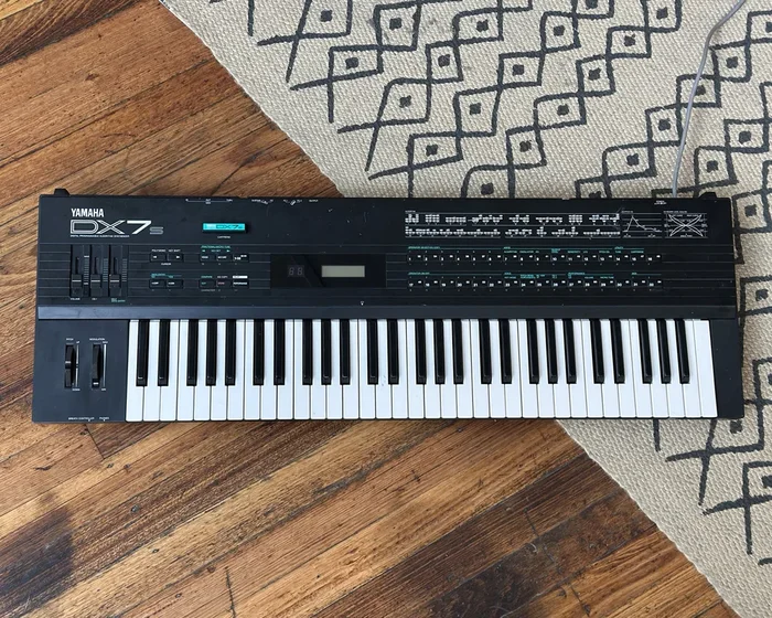 YAMAHA DX7S FM Digital Programmable Algorithm Synthesizer with Data ROM